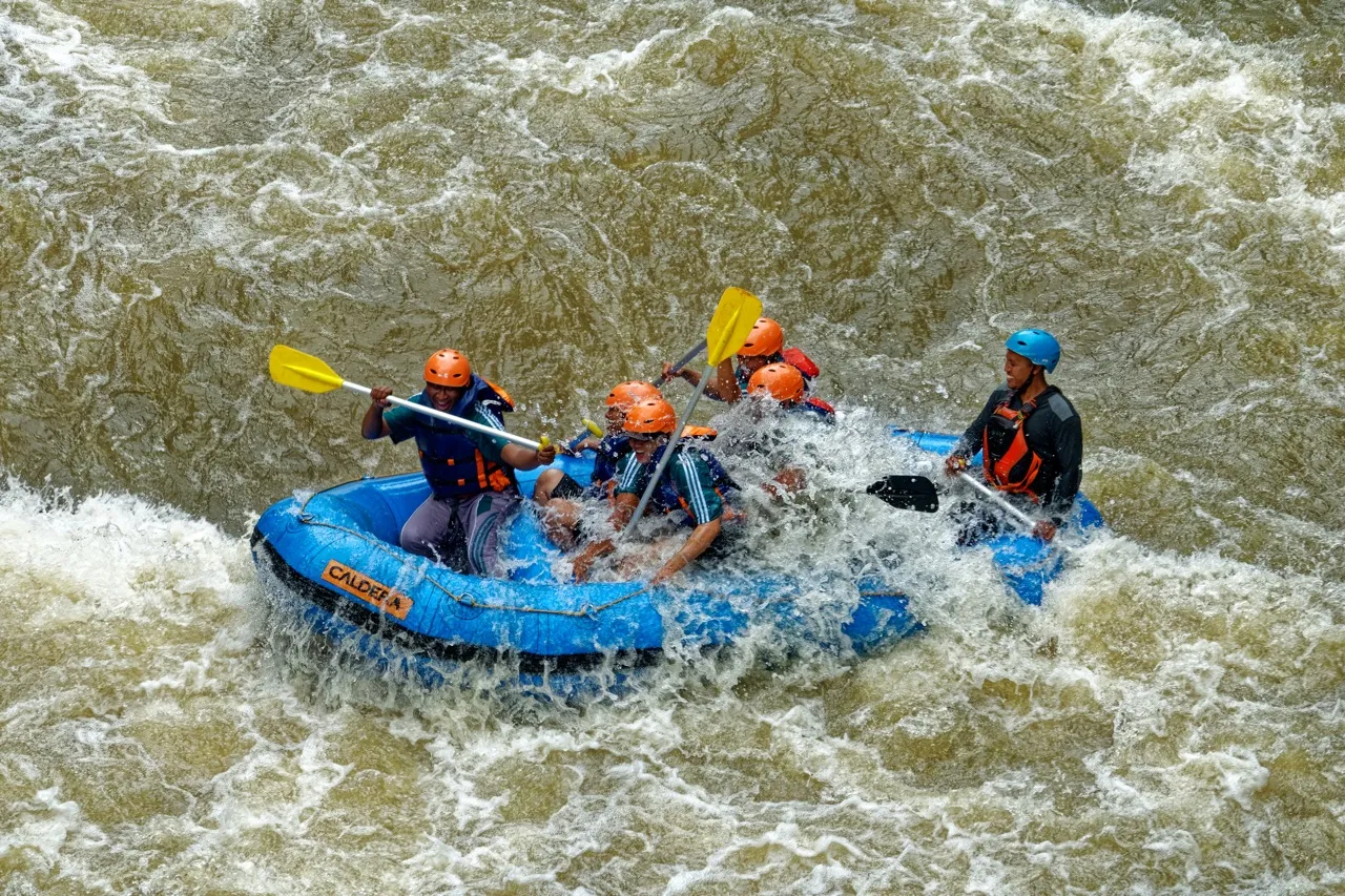 Men paddling